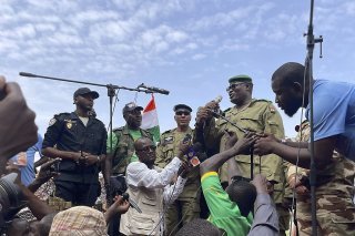 Mohamed Toumba, un des putschistes, s'exprime devant les partisans de la junte à Niamey.